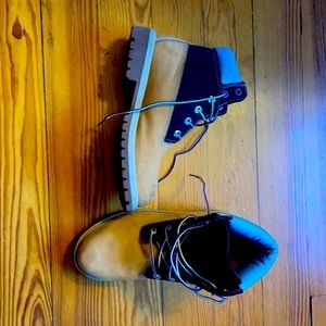 Barely worn, gently use, warm and comfortable boot